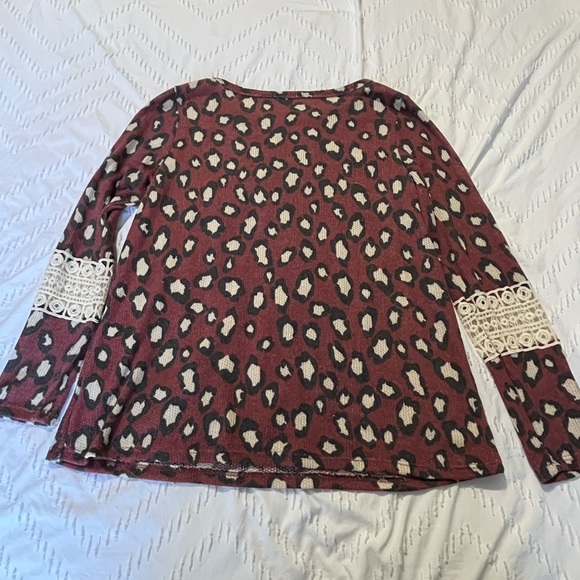NWOT Maroon leopard top with crochet detail size M - Picture 4 of 7